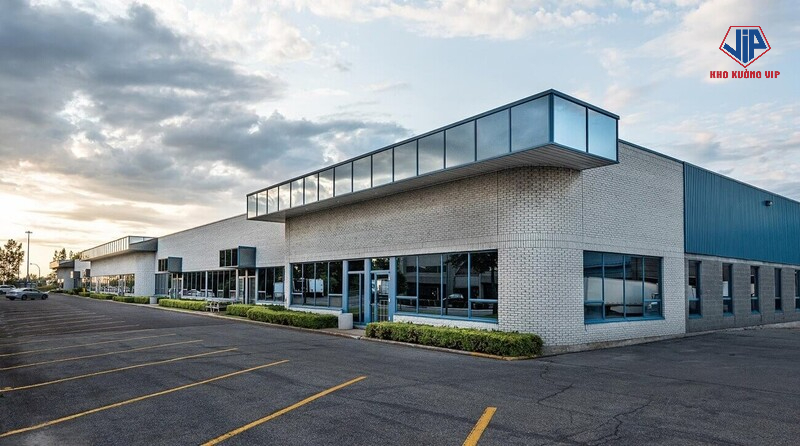 Chọn KCN ở vị trí xa trung tâm như SIKICO giúp giảm chi phí thuê nhưng cần tính toán chi phí vận chuyển và logistics
